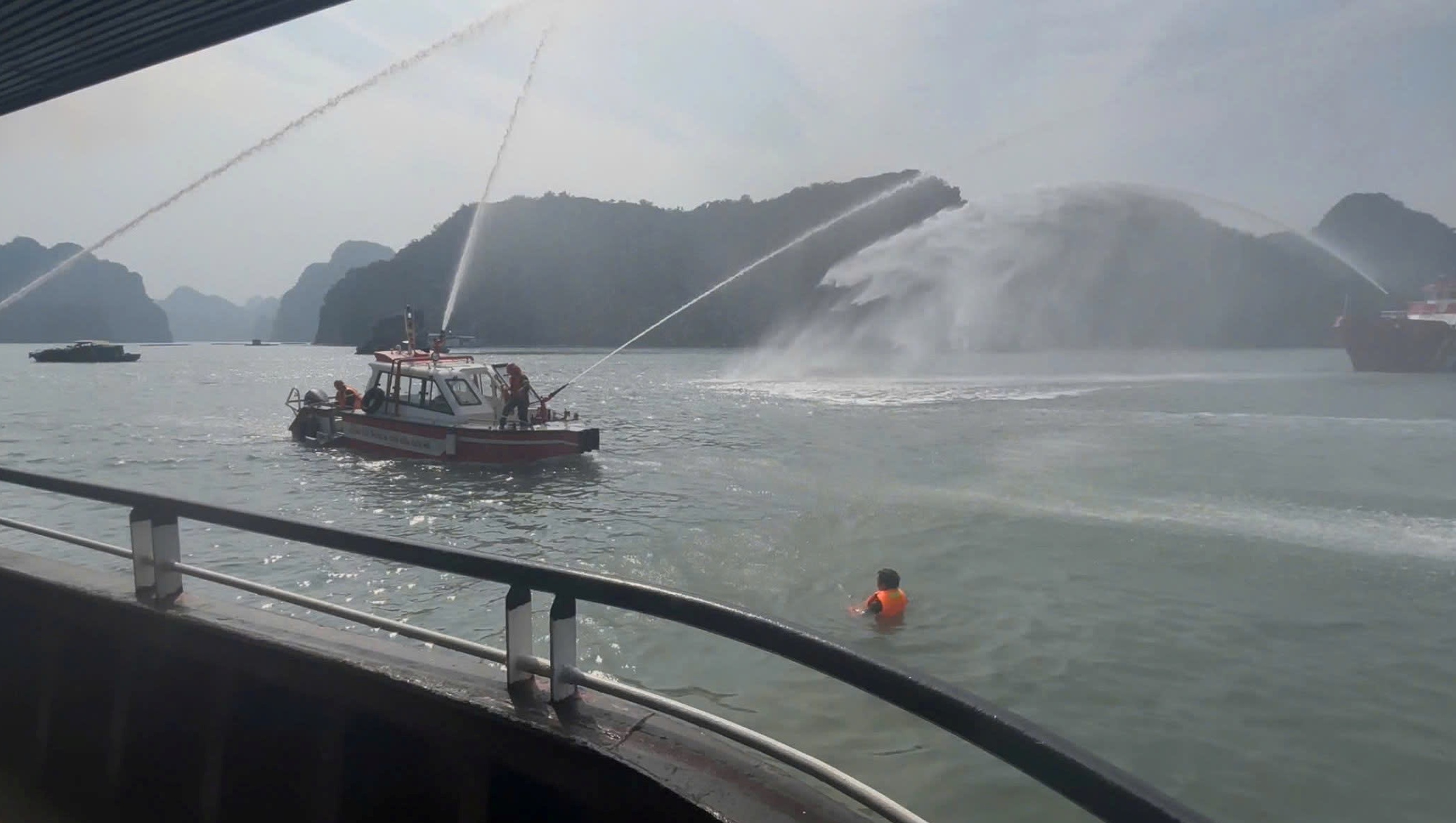 Thực tập phương án chữa cháy và cứu nạn cứu hộ tại một số phương tiện tàu lưu trú ở Cát Bà